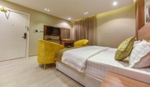 um quarto de hotel com uma cama e uma secretária em شقق الهدوء Alhudu Apartments em Riade