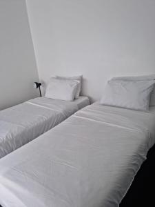 dos camas sentadas una al lado de la otra en un dormitorio en Dunkirk House, en Southampton