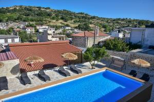 Výhled na bazén z ubytování Island Oasis Poolside Paradise in Crete nebo okolí