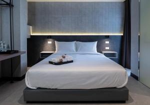 a bed in a room with a large white bed at EX2 Hotel in Ban Bang Khen (1)