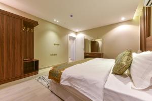 a bedroom with a large white bed in a room at شقق الهدوء Alhudu Apartments in Riyadh