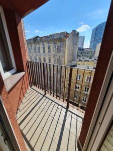 華沙的住宿－10Q - Z6 Apartment 601，享有建筑景致的阳台