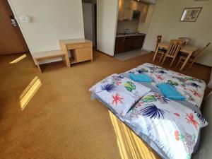 1 dormitorio con 1 cama, cocina y mesa en 10Q - Z6 Apartment 601, en Varsovia