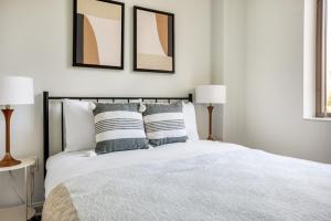 Gulta vai gultas numurā naktsmītnē Kendall Square 1BR w Concierge Gym nr MIT BOS-716