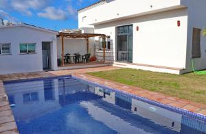 una piscina nel cortile di una casa di Casa Aqua a El Guijo