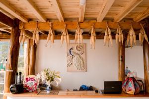 um quarto com um tecto de madeira com penas penduradas em Le Chalet Homestay em Bac Hà