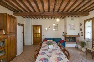 un soggiorno con un tavolo e un divano di Stupendo rustico in pietra a Castellina Marittima