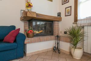 Foto dalla galleria di Stupendo rustico in pietra a Castellina Marittima
