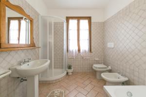 un bagno con lavandino, wc e doccia di Stupendo rustico in pietra a Castellina Marittima Altre 27 foto