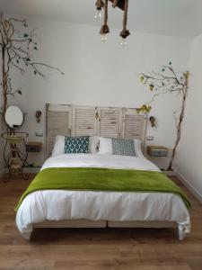 1 dormitorio con 1 cama grande con manta verde en B&B Mario Relais, en Sorrento