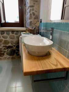 La salle de bains est pourvue d'un lavabo en bois. dans l'établissement Il sogno del pescatore, à Scilla