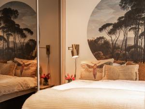 1 dormitorio con espejo junto a la cama en Stayatsas Tiny House Julia in de bossen op de Veluwe! en Epe