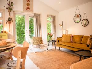 Posezení v ubytování StayatSas Julia stijlvol ingericht, kindvriendelijk, in het bos, hondje mag mee, parkeren op oprit