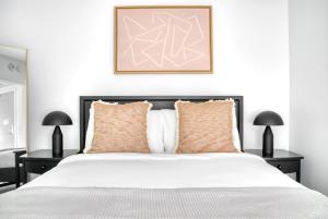 une chambre avec un grand lit blanc avec deux lampes dans l'établissement First Hill 1BR w Gym Coworking SEA-453, à Seattle 21 autres photos