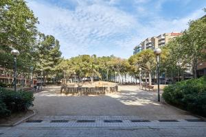 a park with a fountain in the middle of a city at Apartment Arquímedes in Barcelona