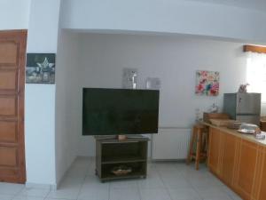プサリビにあるKOS Family Houseの薄型テレビ(室内スタンド付)