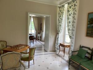 Posedenie v ubytovaní Chateau Talaud