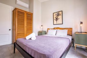 Un pat sau paturi într-o cameră la Villa #12 - Blue Venao, Playa Venao