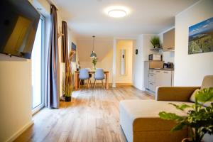 - un salon avec un canapé et une table dans l'établissement Smart Resorts Haus Opal Ferienwohnung 406, à Winterberg
