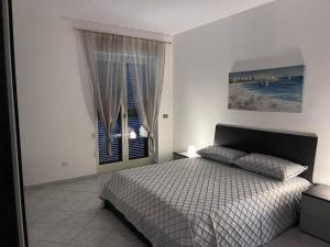 - une chambre avec un lit et une grande fenêtre dans l'établissement Titina's house - Peace and nature in Fiumicino, à Fiumicino