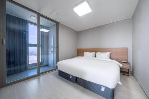 Gangneung Chonpines Ocean Suites Hotel客房内的一张或多张床位
