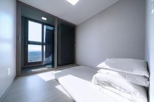 Gangneung Chonpines Ocean Suites Hotel客房内的一张或多张床位