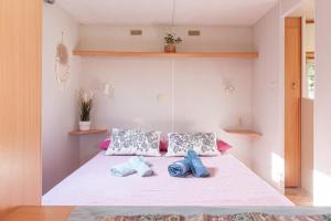 1 dormitorio con 1 cama con 2 almohadas en Oasis on the river, en Marina di Pisa
