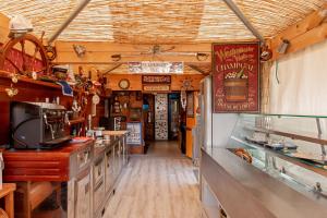 eine Küche in einem Restaurant mit einer Arbeitsplatte in der Unterkunft Oasis on the river in Marina di Pisa