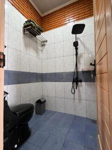 La salle de bains est pourvue de toilettes et d'une caméra murale. dans l'établissement Villa Rumah Bata Agrowisata Kopeng Gunungsari, à Kopeng