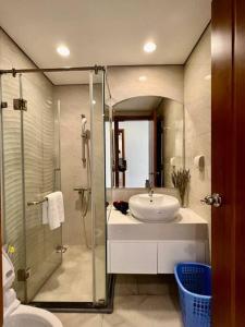 y baño con lavabo y ducha. en Vinhomes Royal City 2 Bedroom!, en Hanói