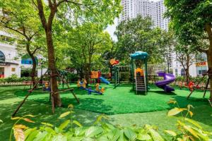 un parque con niños jugando en un parque infantil en Vinhomes Royal City 2 Bedroom!, en Hanói