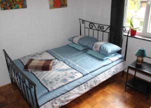 Postel nebo postele na pokoji v ubytování Art house Tufi