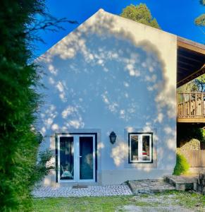 Cette petite maison blanche est dotée de 2 fenêtres. dans l'établissement Eighteen21 Houses - Casa da Mula in Quinta Velha, à Sintra