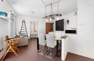 una cucina e un soggiorno con tavolo e sedie di Vecchia Scala a Germignaga