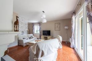 sala de estar con sofá y TV en L'Oustau Di paire - Charmante maison pour 6 voyageurs en Châteaurenard