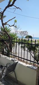 balcón con silla y vistas a la playa en Angel Room 2, en Nea Plagia