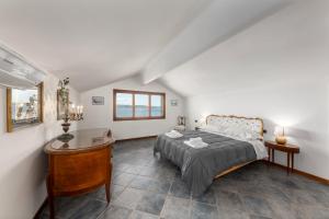 a bedroom with a bed and a desk and a tub at Villa Lexa by Casa da Suite in Lesa