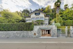 a house on the side of a stone wall at Villa Lexa by Casa da Suite in Lesa