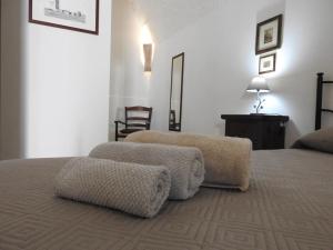 普雷西切的住宿－TRE SORELLE AFFITTA CAMERE，一间卧室配有两张带两张搁脚凳的床