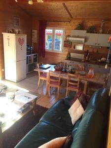sala de estar con sofá y mesa en la cocina en Chalet*** tout confort à 5 km de la plage, en Bias