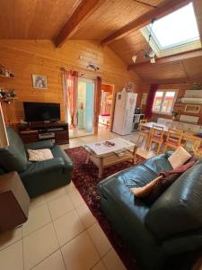 Galeriebild der Unterkunft Chalet*** tout confort à 5 km de la plage in Bias