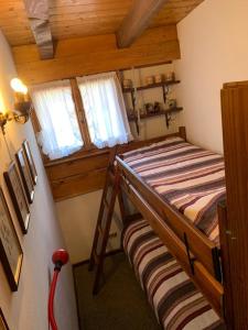a bedroom with a bunk bed and two windows at Bellavista in Reane