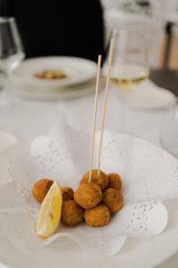 een bord eten met stokjes en een citroen bij Cosmopolitan Hotel in Civitanova Marche