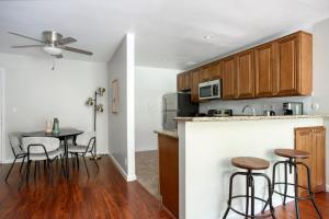 a kitchen and dining room with a table and chairs at Woodland Hills 1br w pool gym nr Warner Center LAX-894 in Los Angeles