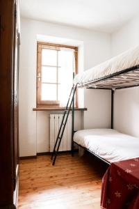 two bunk beds in a room with a window at [Aosta - La Thuile] - Condominio Rolland in La Thuile