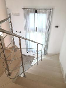 San Donato di LecceにあるDomus Open Spaceの部屋の窓につながる階段