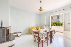 ein Wohnzimmer mit einem Tisch und einem Sofa in der Unterkunft Casa dei Marinai by BarbarHouse in Castro di Lecce