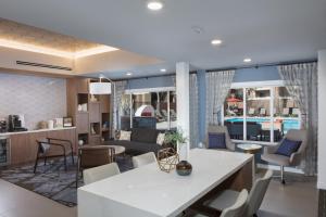 Posezení v ubytování Walnut Creek 1BR w Pool Gym WD nr BART SFO-1040