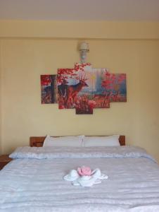 Kama o mga kama sa kuwarto sa Hotel Sarangkot