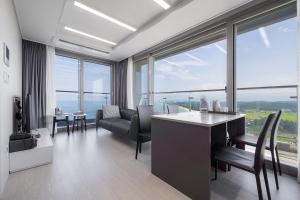 Gangneung Chonpines Ocean Suites Hotel的休息区